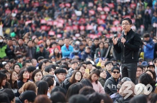 박근혜 퇴진을 요구하는 대규모 촛불집회가 열린 2016년 11월 서울 광화문광장에서 '김제동과 청년이 함께 만드는 광장콘서트'가 진행되고 있다. / 사진=이동훈 기자 photoguy@