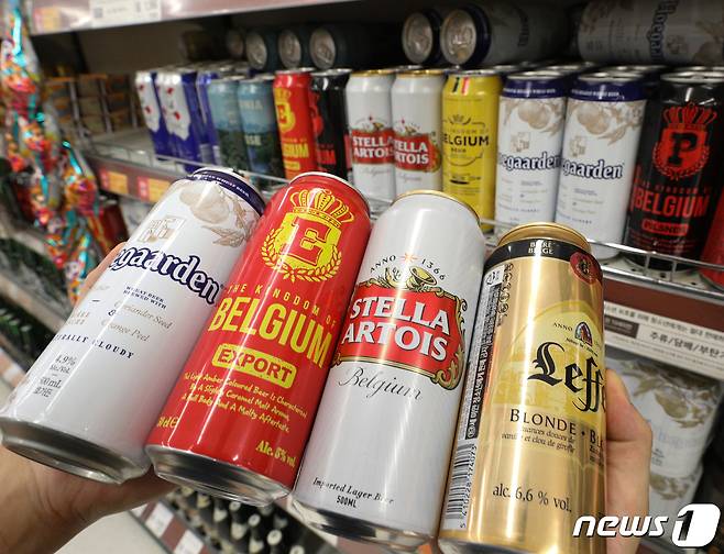 16일 오후 서울의 한 대형마트에서 마트 직원이 벨기에 맥주를 진열하고 있다. 일본 불매운동의 여파로 2009년부터 지난해까지 10년간 수입 맥주 시장 1위를 차지한 일본 맥주 수입가 3위로 밀려나고 벨기에 맥주가 1위로 올라섰다. 15일 관세청 수출입무역통계 시스템에 따르면 지난달 일본 맥주 수입액은 434만2000달러로 지난달 790만4000달러에 비해 45.1% 감소했다. 반면 벨기에 맥주는 456만 3000 달러 어치가 수입돼 수입 맥주 시장에서 1위를 차지했다. 2019.8.16/뉴스1 © News1 신웅수 기자