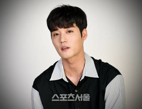 배우 이하율이 스포츠서울과의 인터뷰를 위해 포즈를 취하고있다. 사진 | 김도훈기자 dica@sportsseoul.com