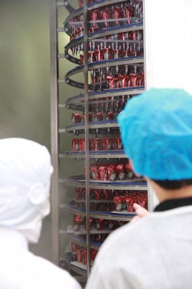 빙그레 논산 공장에서 생산된 슈퍼콘이 급속 냉동 과정을 거치고 있다. /조선비즈