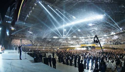 17일 경기도 가평군 설악면 청심평화월드센터에서 열린 문선명 천지인참부모 천주성화 7주년 기념 성화축제에서 참가자들이 억만세삼창을 하고 있다. 가평=하상윤 기자