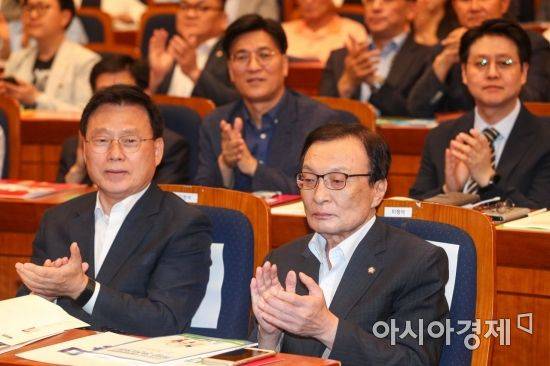 [포토]박수치는 이해찬 민주당 대표