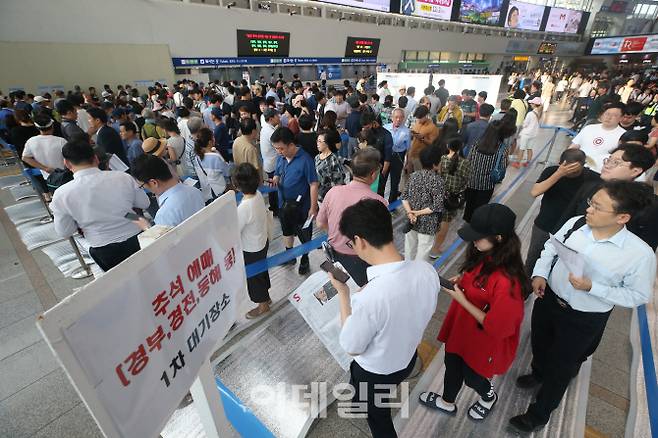 추석 열차 승차권 예매가 시작된 20일 오전 서울 중구 서울역 대합실에서 시민들이 긴 줄을 서서 예매를 기다리고 있다. 사진=이데일리 노진환 기자