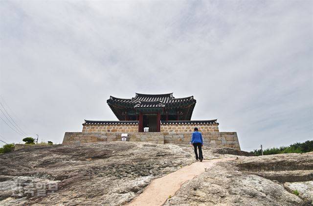 마을 중앙 커다란 암반 위에 자리 잡은 명량대첩비와 비각. 일제강점기 서울로 ‘압송’되는 수난을 당했다가 2011년에야 제자리로 돌아왔다.