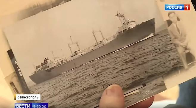 봇사넨코 할아버지가 승선했던 술락호 사진을 보여주고 있다. [유튜브 캡쳐]