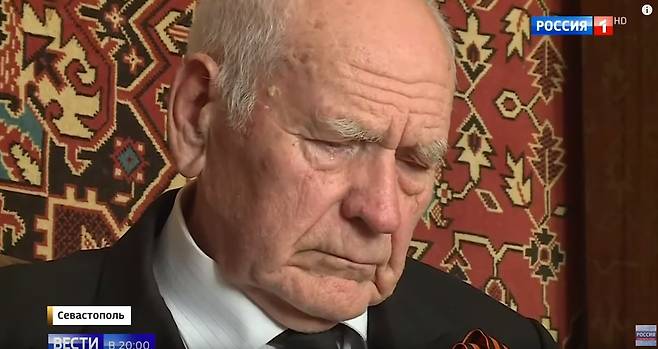 봇사넨코 할아버지가 당시를 회상하며 인터뷰 하던 중 눈물을 흘리고 있다. [유튜브 캡쳐]