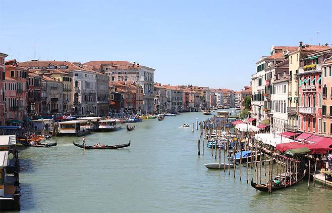 리알토 다리에서는 베네치아에서 가장 넓은 운하를 볼 수 있다