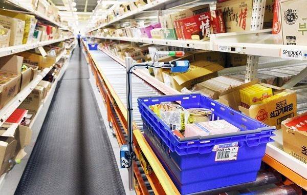 홈플러스 원천 풀필먼트센터(FC)에서 배송될 물건이 트레이에 담겨 자동화된 컨베이어 벨트 위를 이동하는 모습. / 홈플러스 제공