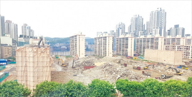 김현미 국토교통부 장관이 지난달 분양가 상한제를 민간택지에 적용하겠다고 밝히자 서울 강남권 주요 재건축 조합이 분양 방식과 일정을 전면 재검토하고 나섰다. 후분양을 재검토하기로 한 서울 반포동 ‘래미안 원베일리(신반포3차·반포경남 재건축)’. 한경DB