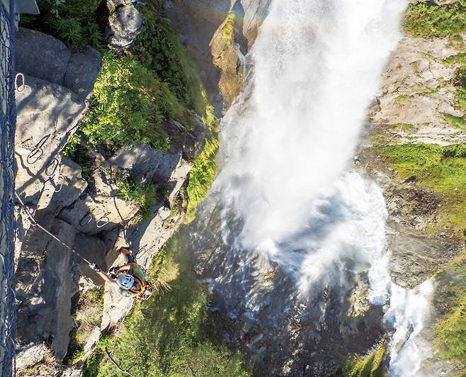 오스트리아 최장인 슈투이벤 폭포의 세찬 물줄기 옆으로 클라이머가 올라오고 있다