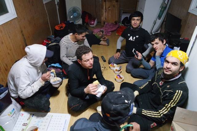 육계&nbsp;농장 상차반(출하할&nbsp;닭을&nbsp;닭장차에&nbsp;싣는&nbsp;것만&nbsp;전문적으로&nbsp;하는&nbsp;팀)의&nbsp;휴식&nbsp;시간.&nbsp;이들은&nbsp;이집트인이다.&nbsp;가운데&nbsp;앉은&nbsp;곱슬머리 남자는&nbsp;내가 라면 수프에&nbsp;돼지고기&nbsp;성분이&nbsp;들어&nbsp;있다고&nbsp;하자,&nbsp;한참을&nbsp;고민하다 면만 먹었다. 한승태 제공