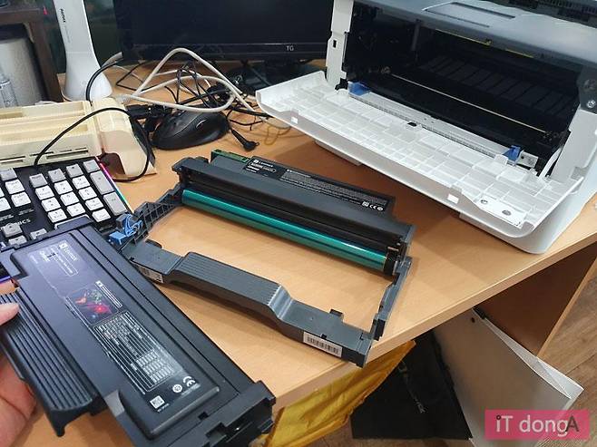 전면 상단의 커버를 열어 토너 카트리지 교체 가능