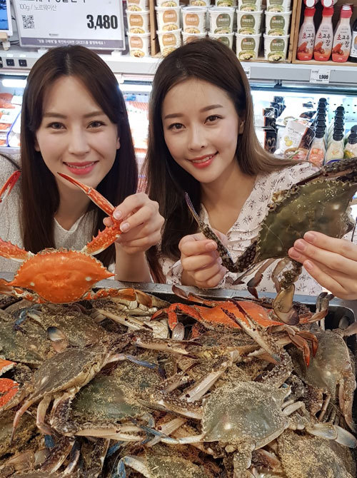 22일 롯데마트 서울역점 식품매장에서 모델들이 ‘가을 꽃게’를 선보이고 있다. 롯데마트 제공