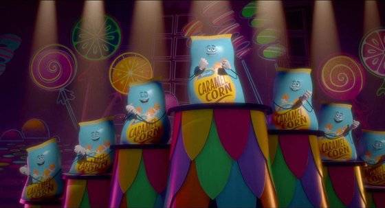 인간을 '신'이라 믿고 찬양의 노래를 부르는 마트의 팝콘들. [사진 IMDb]