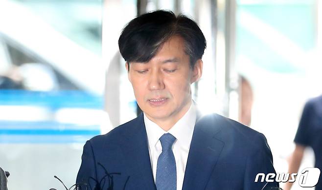 조국 법무부 장관 후보자가 25일 오전 인사청문회 준비를 위해 서울 종로구 현대적선빌딩에 마련된 사무실로 출근하며 입장을 밝히고 있다. 2019.8.25/뉴스1 © News1 이동해 기자