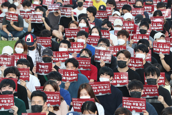 23일 오후 서울 성북구 고려대학교 중앙광장에서 고려대 학생 500여 명이 조국 법무부 장관 후보자 딸 조 모씨(28)의 부정입학 의혹에 대한 진상규명을 요구하고 있다. [김호영 기자]