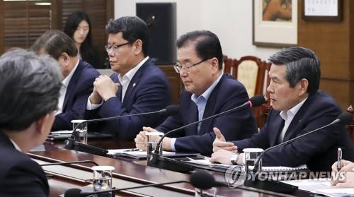 한일군사정보보호협정 관련 보고하는 정경두 국방부 장관 (서울=연합뉴스) 정경두 국방부 장관(오른쪽)이 22일 오후 청와대에서 문재인 대통령에게 한일군사정보보호협정(GSOMIA·지소미아) 관련 국가안전보장회의(NSC) 상임위 회의 내용을 보고하고 있다. 오른쪽부터 정 장관, 정의용 국가안보실장, 김연철 통일부 장관. 2019.8.22 [청와대 제공·재판매 및 DB 금지] scoop@yna.co.kr