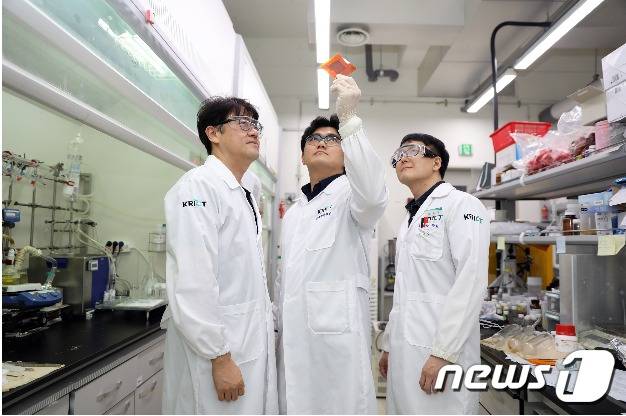 김용석 박사(맨 왼쪽), 이지목 박사과정 학생연구원(가운대), 김동균 박사가 황 기반 소재 필름을 살펴보고 있다. © 뉴스1