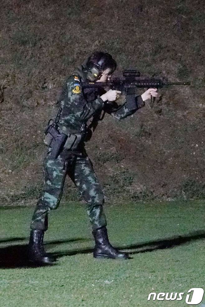 사격 자세를 취한 시니낫 후궁 © AFP=뉴스1