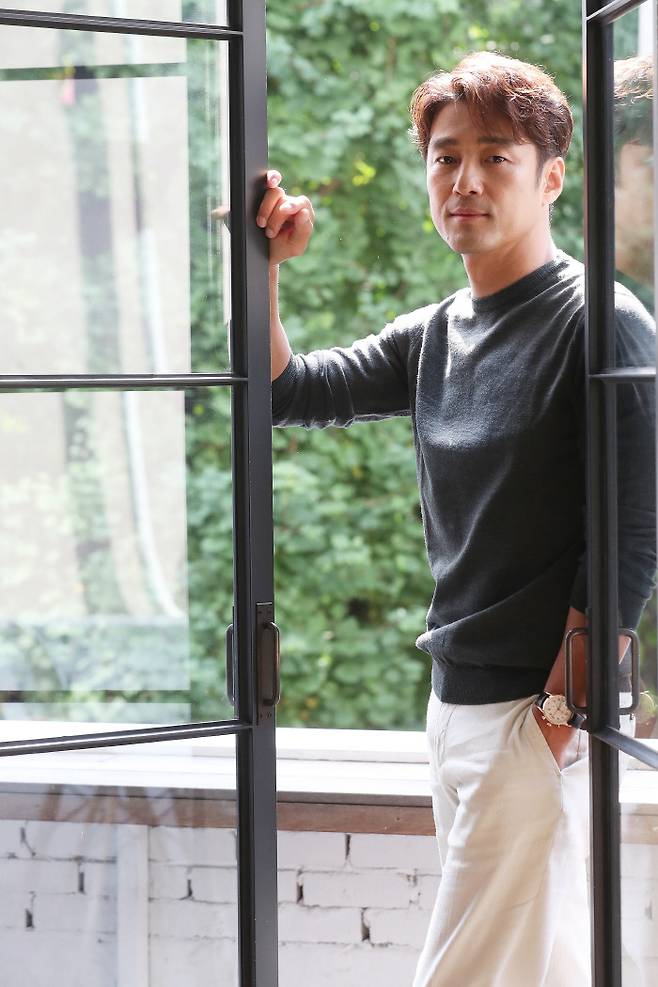 최근 종영한 tvN 드라마 <60일, 지정생존자>에 출연한 배우 지진희가 지난 22일 오전 서울 종로구 팔판동의 한 카페에서 진행된 인터뷰에 앞서 포즈를 취하고 있다. 올해로 데뷔 20주년을 맞은 지진희는 <60일, 지정생존자>를 “10년을 나아갈 힘과 희망을 느끼게 해준 작품”이라고 정의했다. 연합뉴스