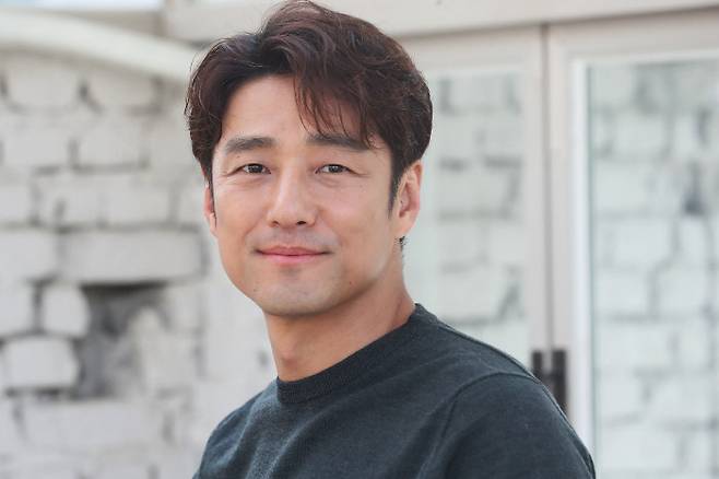 배우 지진희는 ‘멜로장인’이란 수식어에 대해 “멜로 연기는 죽을 때까지 해야 되지 않을까”라며 “‘그레이 로맨스’는 제가 제일 꿈꾸는 것이다. 백발이 되는 모습을 매일 상상한다. ‘얼마나 잘 어울릴까?’ 그러기 위해선 제가 노력을 해야 한다”고 말했다. 연합뉴스