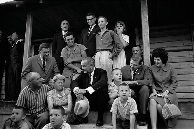 린든 존슨 대통령은 ‘가난 시찰Poverty Tour’이라는 명목으로 1964년 애팔래치아 산골 마을을 방문했다. 사진 N&O.