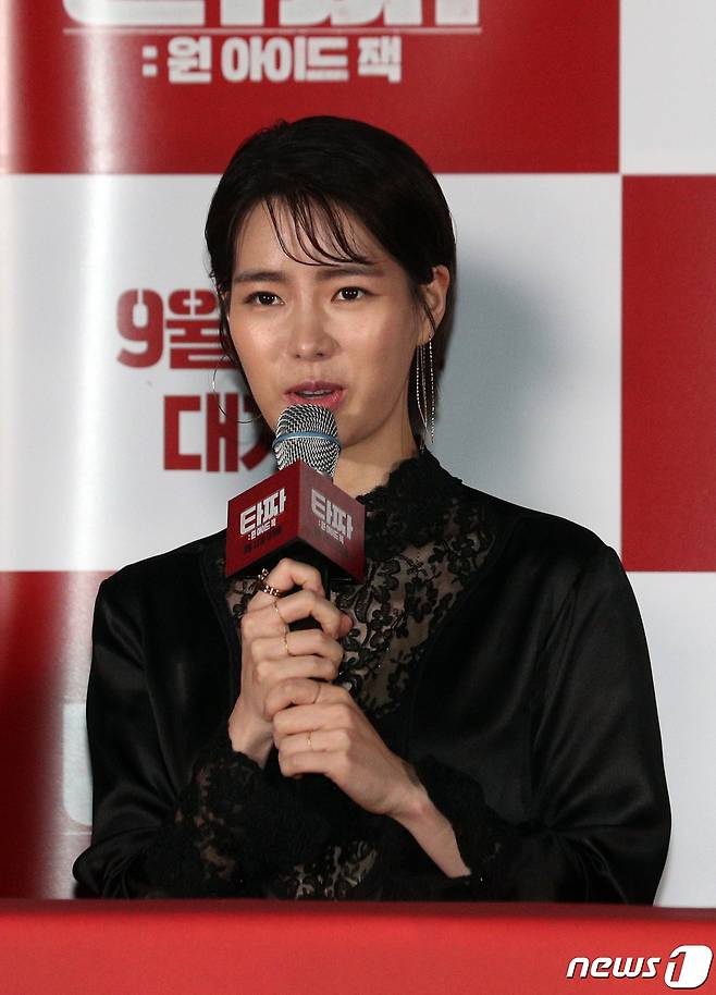 배우 임지연이 28일 오후 서울 광진구 롯데시네마 건대입구에서 열린 영화 '타짜:원 아이드 잭' 시사회에서 소감을 밝히고 있다. 2019.8.28/뉴스1 © News1 황기선 기자