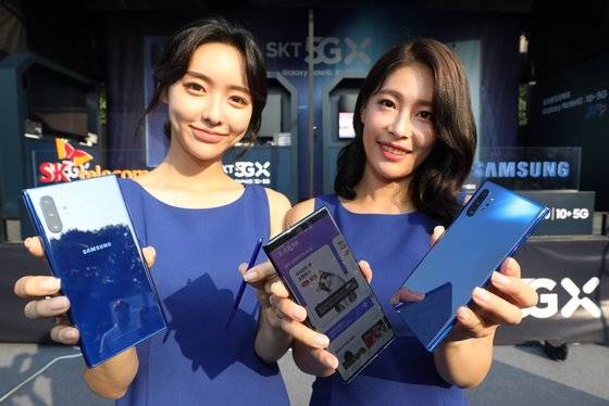지난 20일 오전 서울 송파구 올림픽공원 우리금융아트홀 앞에서 열린 SK텔레콤 갤럭시노트10/10+ 론칭행사에서 모델들이 갤럭시노트10을 선보이고 있다. [뉴스1]