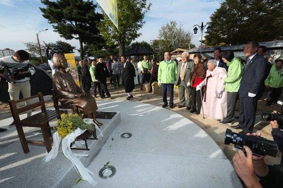 2017년 10월 충북 보은읍 뱃들공원에서 열린 소녀상 제막식. [사진 보은군]