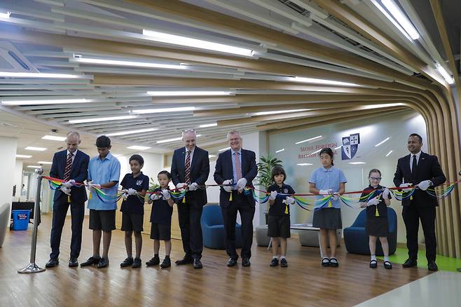 From left: Seoul Foreign British School principal Andrew Freeman, Ronit Gupta, Milan Gawo, Oliver Han, head of Seoul Foreign School Colm Flanagan, British Ambassador Simon Smith, Hanna Zych, Heyon Choi, Noa Dekel and deputy head of mission Nikesh Mehta attend a ribbon-cutting ceremony at Seoul Foreign British School on Monday. (Seoul Foreign British School)