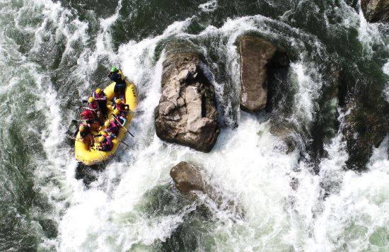 전국 대부분 지역에 폭염경보가 내려진 지난 13일 강원도 인제군 내린천을 찾은 관광객들이 급류를 헤치며 나가는 래프팅을 즐기며 더위를 날리고 있다. 인제 내린천은 맑은 물과 설악산 자락의 수려한 자연 경관이 어우러져 최고의 래프팅 명소로 꼽힌다.