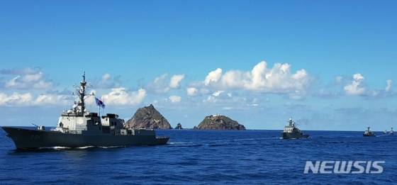 【서울=뉴시스】홍효식 기자 = 우리 군(軍)은 독도를 비롯한 동해 영토 수호 의지를 더욱 공고히 하기 위해 오늘부터 내일(8.26)까지 동해 영토수호훈련을 실시한다. 사진은 오늘 훈련에 참가한 세종대왕함(DDG, 7,600톤급)이 독도 앞을 항해하는 모습. 2019.08.25. (사진 = 해군 제공)   photo@newsis.com