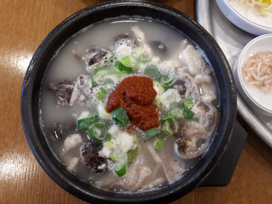 아랫장 건봉국밥의 국밥.