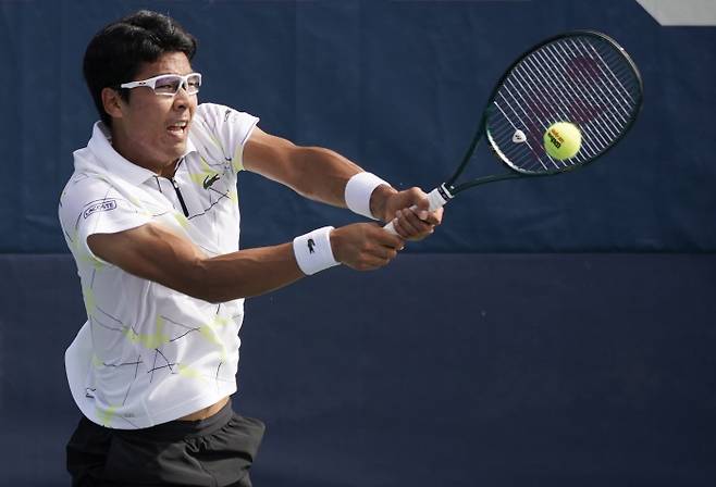 한국의 정현이 28일 미국 뉴욕의 빌리진 킹 내셔널 테니스 센터에서 열린 남자 단식 1회전에서 어네스토 에스커베이도(206위·미국)를 상대로 백엔드 스트로크를 날리고 있다. EPA연합