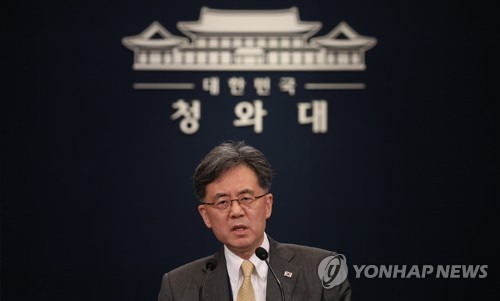 청와대, 일본 화이트리스트 배제 시행 입장 발표 (서울=연합뉴스) 한상균 기자 = 김현종 청와대 국가안보실 2차장이 28일 오후 청와대 브리핑실에서 일본의 한국에 대한 2차 경제보복 조치인 '화이트리스트 배제'에 대한 입장을 밝히고 있다.      일본 정부는 이날 한국을 수출 관리상 우대 대상인 '그룹A'(백색국가)에서 제외하는 개정 수출무역관리령을 시행했다.  xyz@yna.co.kr