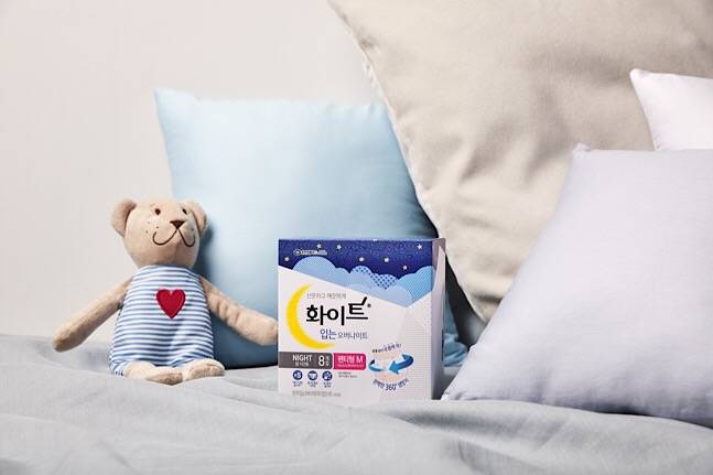 유한킴벌리 화이트가 통기성을 강화한 ‘입는 오버나이트’ 제품을 출시했다. ⓒ유한킴벌리