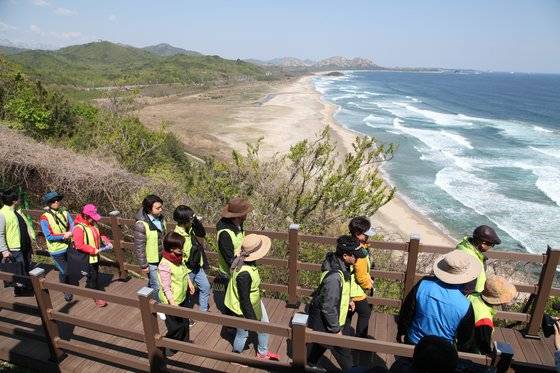 DMZ 평화의길 고성 구간은 통일전망대에서 출발한다. 정전 후 최초로 개방된 해안철책을 걷는 도보 이동 코스가 포함된다. 최승표 기자