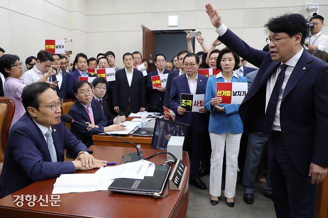 국회 정치개혁특별위원회가 28일 전체회의를 열어 ‘준 연동형 비례대표제’ 도입을 뼈대로 하는 공직선거법 개정안을 통과시켰다. 자유한국당이 표결에 반발하고, 나경원 원내대표 등 소속 의원들이 대거 회의장에 들어와 항의하자, 홍 위원장은 기립표결로 법안을 통과시켰다. 자유한국당 의원들은 “날치기 통과”라고 반발하며 회의장을 나갔다. /김영민 기자