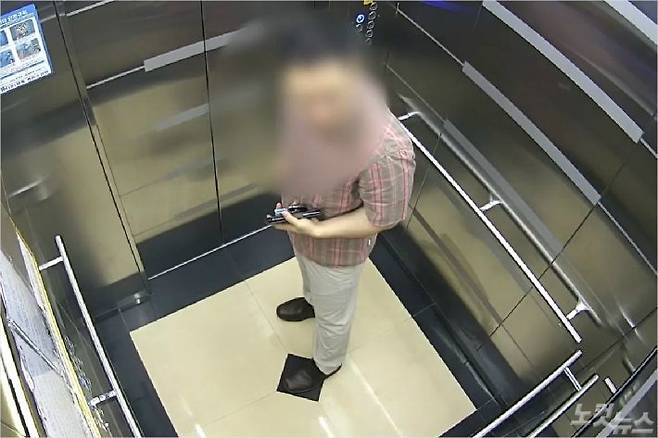 지난해 6월 2일 범행 직전 아파트 엘레베이터에 탑승한 피고인 모습. (사진=자료사진)