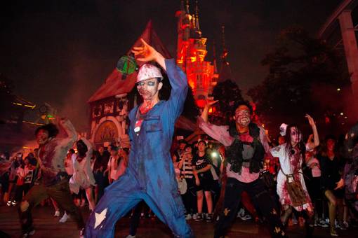 롯데월드의 가을시즌 할로윈 축제에서 좀비 특수분장을 하고 춤을 추는 연기자들. 사진제공｜롯데월드