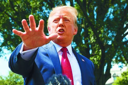 도널드 트럼프 미국 대통령이 지난 21일(현지시간) 백악관 사우스론(남쪽 잔디밭)에서 기자들과 대화하고 있다. 한국을 비롯한 동맹국들에게 불신을 표출하고 방위비 분담금 증액 등을 압박하는 그의 태도가 미국과 동맹국의 안보환경에 큰 위협이 된다는 지적이 제기된다. AP연합뉴스