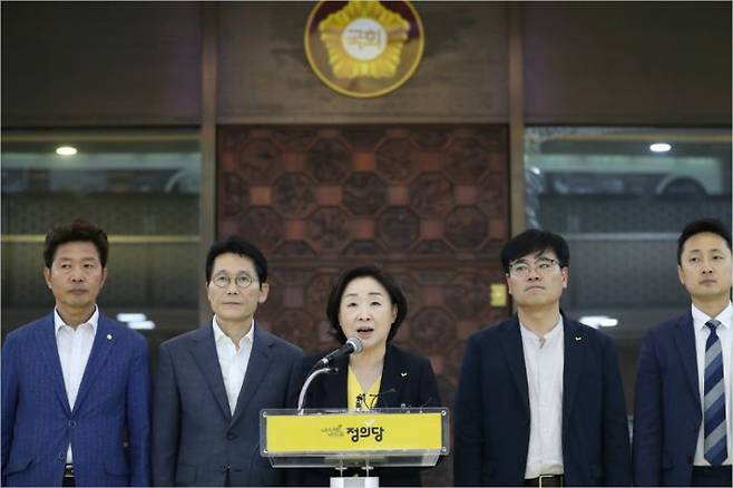 정의당 심상정 의원(가운데)이 준연동형 비례대표제 도입을 골자로한 공직선거법 개정안이 의결된 29일 오후 국회 로텐터 홀에서 농성을 마무리하는 기자회견을 하고 있다.