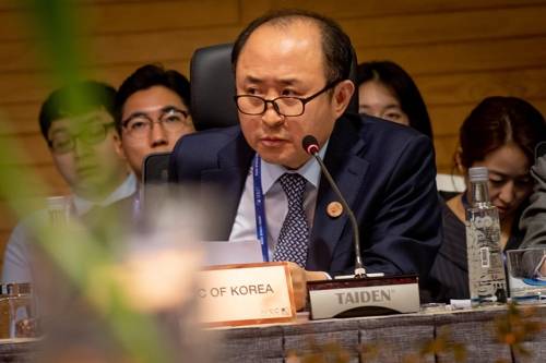 日 수출규제 부당성 지적하는 윤강현 조정관 (서울=연합뉴스) 외교부 윤강현 경제외교조정관이 지난 29∼30일 칠레 푸에르토 바라스에서 열린 제3차 아시아태평양경제협력체(APEC) 고위관리회의에서 일본이 한국을 '백색국가'(화이트리스)에서 제외한 조치가 부당하다는 요지로 발언하고 있는 모습. 2019.8.31 [외교부 제공=연합뉴스]