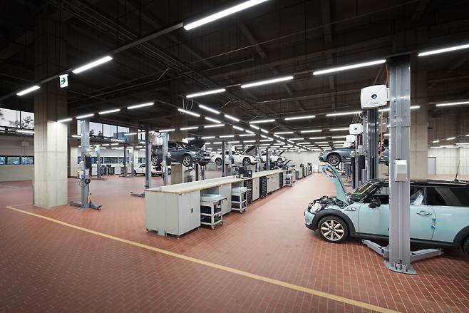 송도 바바리안 콤플렉스 1층 워크베이 모습. (BMW코리아 제공)© 뉴스1