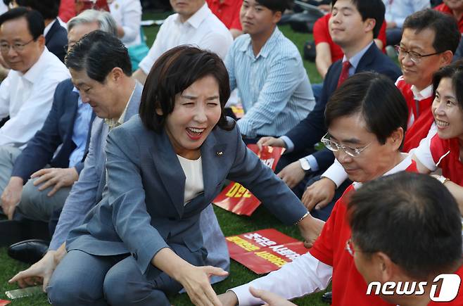 나경원 자유한국당 원내대표가 30일 오후 부산 부산진구 송상현광장에서 열린 '문재인 정권 규탄 집회'에 참석해 인사를 나누고 있다. 2019.8.30/뉴스1 © News1 여주연 기자