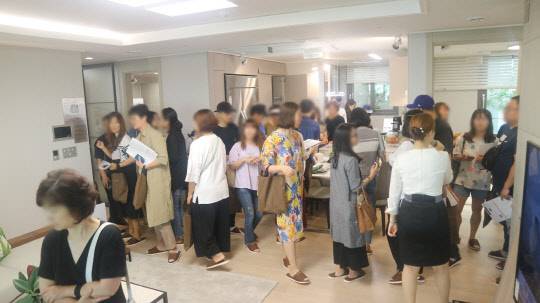 송파 시그니처 롯데캐슬 유니트를 둘러보고 있는 방문객들의 모습. <이상현 기자>