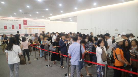 송파 시그니처 롯데캐슬 단지 내부에 유니트 관람을 기다리고 있는 방문객들의 모습. <이상현 기자>