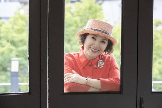 배우 고두심 씨가 27일 강남구 삼성동 카페 라쏨에서 인터뷰한 후 포즈를 취하고 있다. 권혁재 사진전문기자