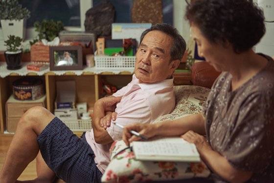 영화 '엑시트'에서 주인공 용남(조정석)의 부모로 출연한 배우 박인환(왼쪽부터)과 고두심. 건강정보 프로그램과 드라마 채널을 두고 다투는 모습이 자연스럽다. [사진 CJ엔터테인먼트]