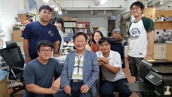 이달호(맨 가운데) 수원화성연구소장이 열린 공간 품에 입주할 경기평화교육센터의 교사 회원들과 함께 자리했다. 사진 홍용덕 기자
